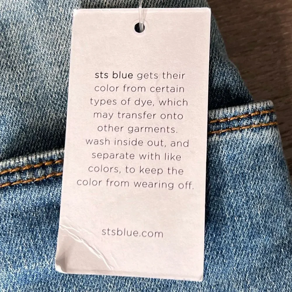 STS Blue Molly High Rise Boyfriend Short with Fray Roll Hem, Denim. Size 31. NWT